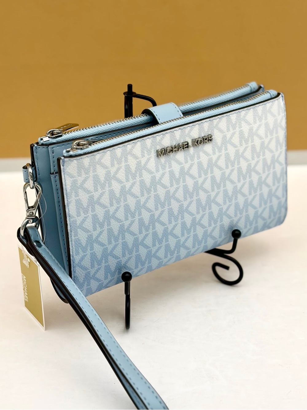 MICHAEL KORS OUTLET
Jet Set Large Ombré Signature Logo Wristlet Wallet - Picture 11 of 14